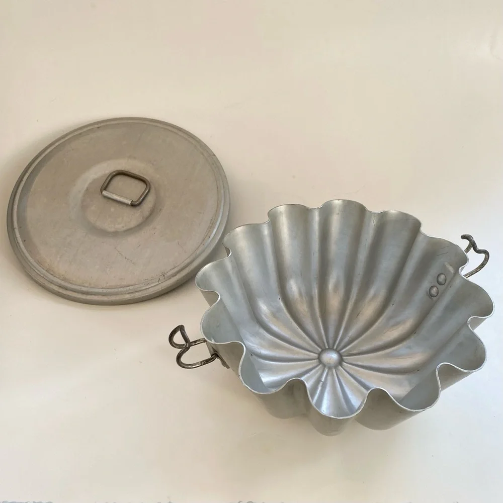 Vintage Mirro Jello Mold with Locking Lid Domed Fluted Pudding